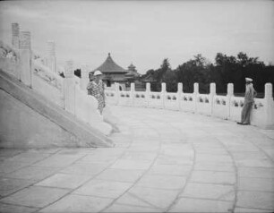 Reise nach China. Peking. Himmelstempel : Halle der Ernteopfer“ (1420, Neubau 1890) im nördlichen Bezirk der Tempelanlage. Die Frau des Fotografen an der Treppenanlage