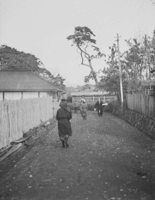 Straßenbild in Ōshima : Ansicht mit Passanten