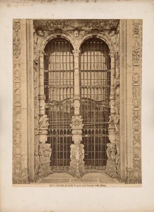 Kloster Certosa di Pavia: Rundbogiges Zwillingsfenster zwischen Pfeilern mit reicher figürlicher Ornamentik