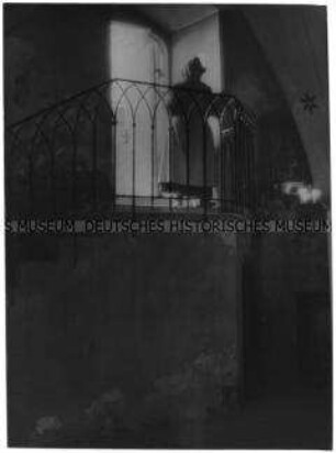 Alte Frau auf einem Balkon
