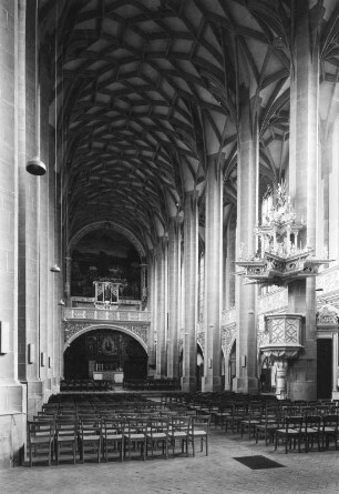 Halle (Saale), Marktkirche Sankt Marien (1530-1539; C. Krafft). Inneres nach Osten mit Wandgemälde von Heinrich Lichtenfelser (1593) und Altarorgel von G. Reichel I/6 (1663-1664)