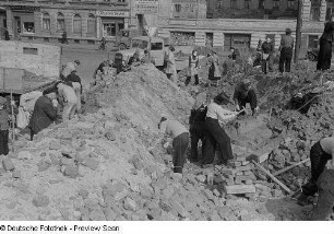 Eine Gruppe von Personen arbeitet auf der Baustelle Chausseehaus