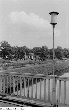 Parkanlage von Markkleeberg mit Blick auf einen Pavillon