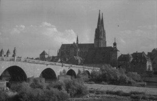 Regensburg: alte Steinbrücke und Dom