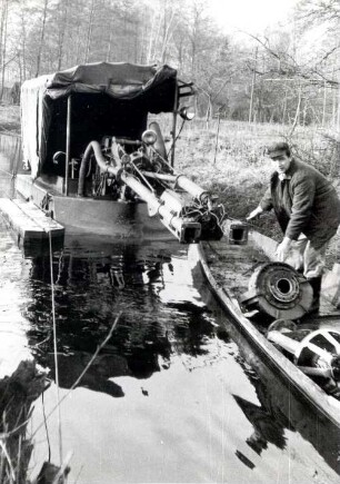 Reinigung der Flüsse und Gräben im Spreewald : Landschaft - Spreewald. Ort: Błóta / Spreewald. Reinigung der Flüsse und Gräben. Mit dem Aggregat auf dem Kahn wird Schlamm auf die Wiesen gepumpt.