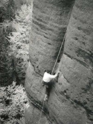 Sächsische Schweiz. Affensteine, Wolfsturm. Seilschaft Karlheinz Gonda und Rudi Rutsch am Alten Weg. (VIIb)
