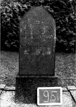 Grabstein 95 (Index: 100110356) Material: Granit Zustand: gut Maße HxBxT: 98x36x11 cm Beschreibung: Stele, Sockel, geschwungener Rundbogenabschluß: Grabstein 95