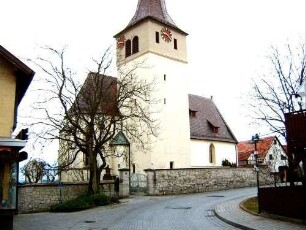Ansicht von Nordosten mit Kirche (Kirchturm im Kern Romanisch - Langhaus spätgotisch neu erbaut) über Kirchhofmauer (Wehrgang mit Steinbrüstung 1832 abgetragen)