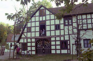 Worpswede: Barkenhoff, Heinrich Vogeler Museum, ehemaliger Moorbauernhof, Fachwerk Seitenflügel mit Tor