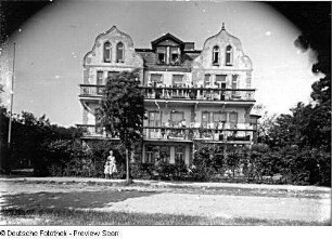 Villa : Kindererholungsheim (um 1900) mit für den Fotografen posierenden Kindern und Erzieherinnen
