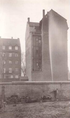 Foto Arbeiter testet die Leistung einer Spritze