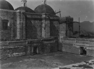 Kirche des Heiligen San Pablo : Kirche des Heiligen San Pablo in Mitla auf den Fundamenten einer alten Tempelanlage.