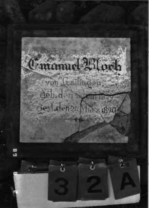Grabstein 32 (Index: 100101440) Material: Sandstein, weiße Marmorplatte Zustand: Platte mehrfach gesprungen Maße HxBxT: 60x58x30 cm Beschreibung: rusticaartige Pultstele, rechteckige Schriftplatte: Grabstein 32A