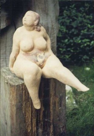 Frau Beine baumelnd