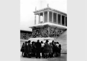 Besucher im Pergamonsaal im Pergamonmuseum
