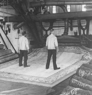 Scheren eines großen Teppichs : Technikgeschichte | Technologie | Fasern, Gespinste und Gewebe | Teppichweberei, Vereinigte Smyrna-Teppichfabriken AG, Cottbus | Knüpf-Teppiche