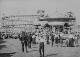 Vogelwiese am Elbufer. Ansicht mit Luftschiff-Karussell, Achterbahn und Riesenrad
