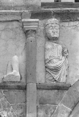 Torso einer weiblichen Gewandstatue als Spolie vermauert