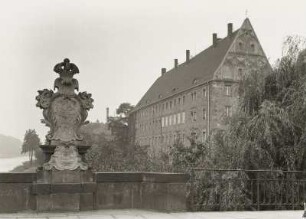 Schloss Grimma, Ostflügel : Blick von der großen Muldenbrücke (1716/1719; M. D. Pöppelmann) mit Sächsisch-polnischem Wappenstein (1724) gegen den Nordgiebel des Ostflügels (1509/1518) des Schlosses