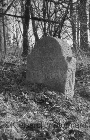 Wiemerskamp: bei Pfingsthorst 17: Grenzstein [Nr. 64] zwischen Adligem Gut Wulksfelde und Adligem Gut Stegen: Seite Stegen