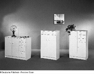 Anbauwand "Club 2000" (1984; VEB Möbelkombinat Ribnitz-Damgarten). Ein Anbauteil der Flachstrecke und zwei Anbauteile der halbhohen Anbaustrecke