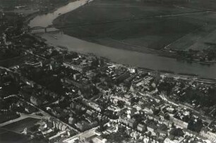 Riesa. Nördlicher Stadtteil und Elbe mit Elbbrücke gegen Promnitz. Luftbild-Schrägaufnahme von Südost