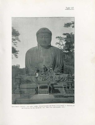 Tafel VI. Amda Buddha (Daibutsu = der große Buddha), Kolossalmonument aus Bronze (15,3 m hoch), am Meeresstrande von Kamakura, von Ono Gorojemon, 1252 ...