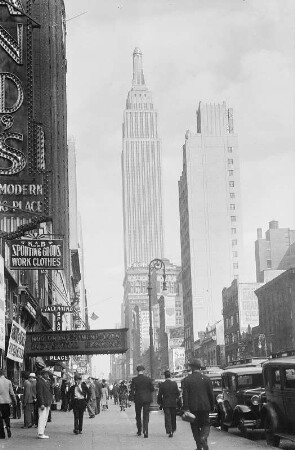 New York, Straßenansicht mit Blick zum Empire State Building