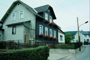 Haus mit Zwerchgiebel und Windfang in der Neustädter Straße