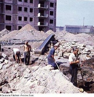 Helfer bei Tiefbauarbeiten, Dresden, um 1955