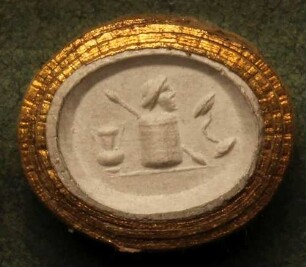 Gefäß, Maske, Thyrsos, Amphore und Zimbeln als Bacchussmbole (Daktyliothek, Erstes Mythologisches Tausend)