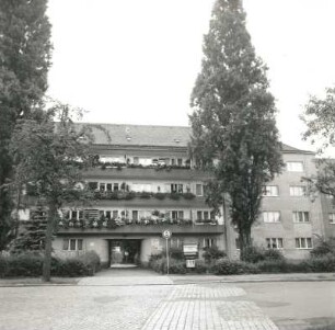 Dresden-Trachau. Wohnsiedlung der Gewobag (1928/um 1935; H. Richter). Wohnhaus, Aachener Straße 19/19 b, c. Straßenfront mit Pyramidenpappeln