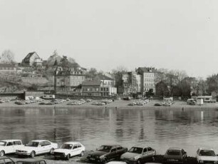 Meißen, Blick vom Parkplatz am linken Ufer über die Elbe zum Parkplatz am rechten Elbufer unterhalb der Bahnhofstraße