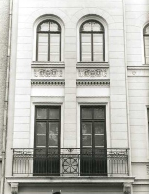 Görlitz, Wilhelmsplatz 16. Wohnhaus mit Laden (um 1850). Obergeschoßfenster