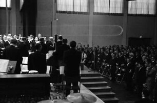 Donaueschingen: Donaueschinger Musiktage; Eröffnungs- und Gedenkrede für Hans Rosbaud; Max Rieple; Publikum stehend