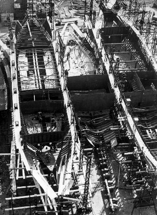 Hamburg-Steinwerder. Bau Beschluss der Alliierten konnten 1948 die ersten Frachtschiffe nach dem 2. Weltkrieg gebaut werden. Hier werden in einem Trockendock der Stülcken-Werft Schiffsrümpfe montiert