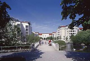 Hansjakob, Gottfried; München - Schwabing, Berliner Str.; Wohnanlage an der Berliner Straße (Schwabinger See) - Wohnanlage (im Südwesten), Blick vom Ungerer Park, Fußgängerbrücke