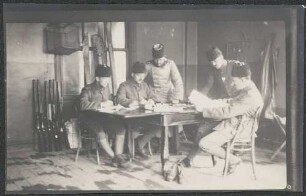 Wilhelm Paulcke mit vier Offizieren im Geschäftszimmer des 1. Türkischen Jäger-Bataillons in Konstantinopel [= Istanbul]