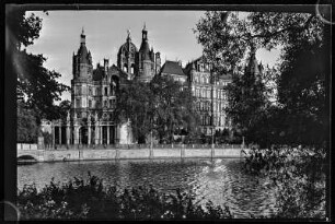 Schwerin. Schloss. Schweriner Schlossfassade mit Reiterstandbild Fürst Niklot I. und Erzengel Michael