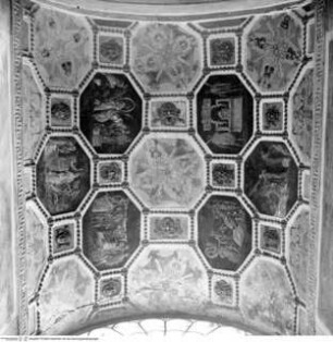 Kassettendecke mit antiken Szenen, Rosetten und Maskarons