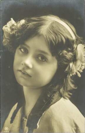 [Ein Mädchen mit Blume im Haar]