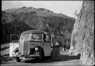 Prutz: im Inntal, Autobus auf der Straße
