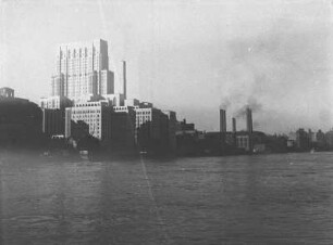 Industriegebäude : Industriegebäude am Fluss in New York City.