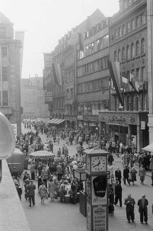Die Petersstraße zur Mittagszeit während der Leipziger Herbstmesse 1955