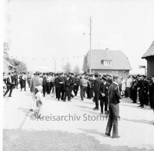 Neritz: Amtsfeuerwehrfest: Feuerwehrmannschaften und Zuschauer bei der Übung vor dem Hof von Emil Linau: hinten rechts Wohnhaus