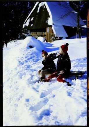 St. Märgen: Rankmühle im Schnee, mit den Kindern