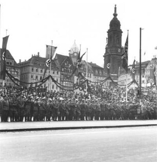 Dresden, Altmarkt, an der Ehrentribüne. Einzug der 4. Division in Dresden, 9. August 1940