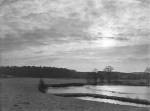 Landschaft mit See : Unbekannter Ort. Landschaft mit See, am Himmel Schicht-Haufenwolken (Stratocumulus)