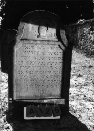 Grabstein 125 (Index: 99798081) Material: Sandstein, rot Zustand: leicht verwittert Maße HxBxT: 102x60x11 cm Beschreibung: Stele, geschweifter Abschluß Symbolik: Levitenkanne: Grabstein 125A