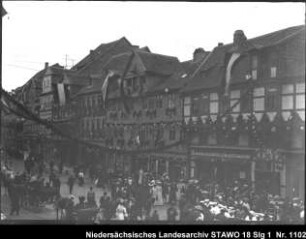 Einzug des Herzogs Johann Albrecht von Mecklenburg in Wolfenbüttel Enthält: Passanten und Kutschen in der geschmückten Langen Herzogstr.